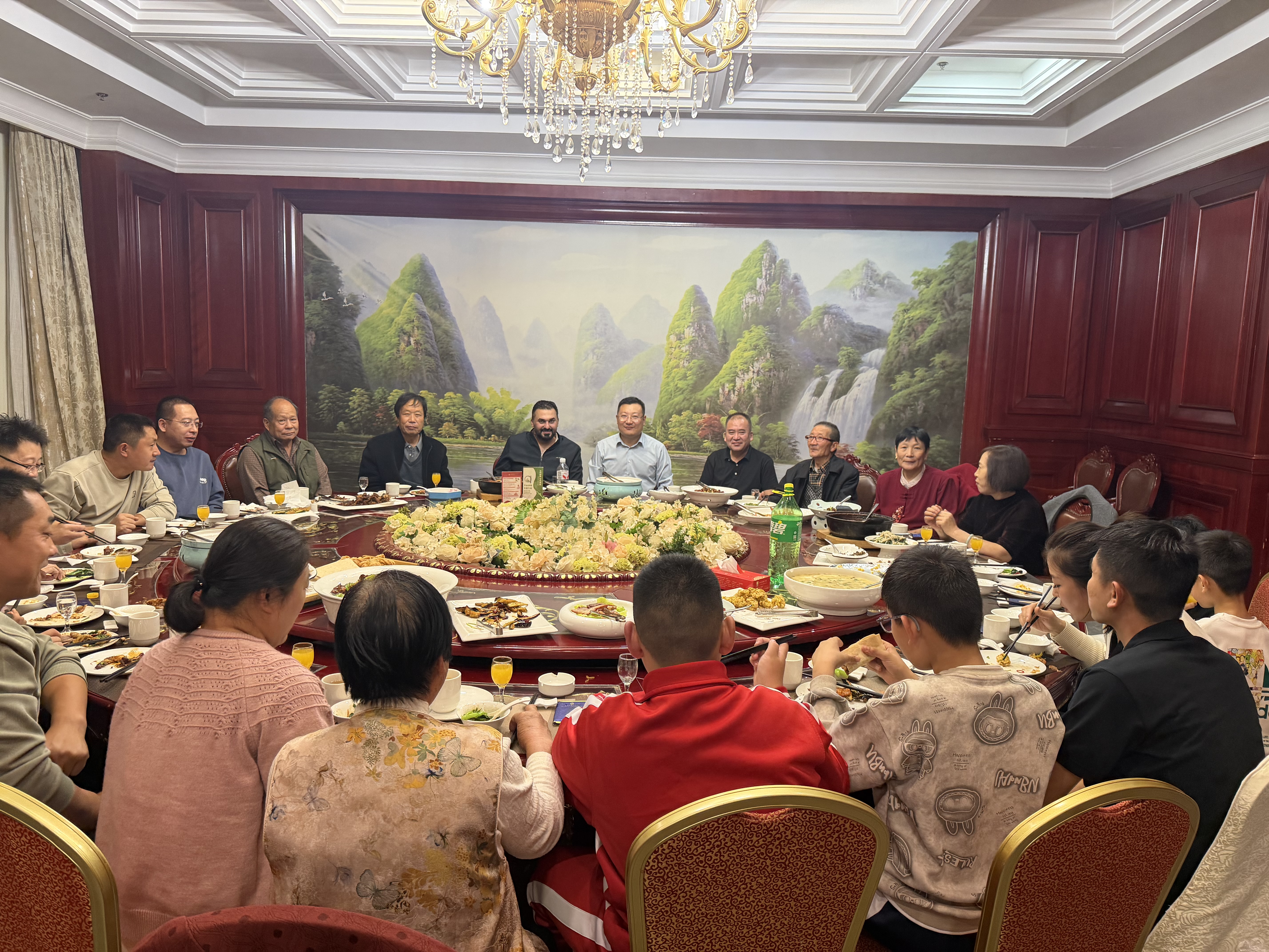 Customers from foreign partners visit our company.(图3)