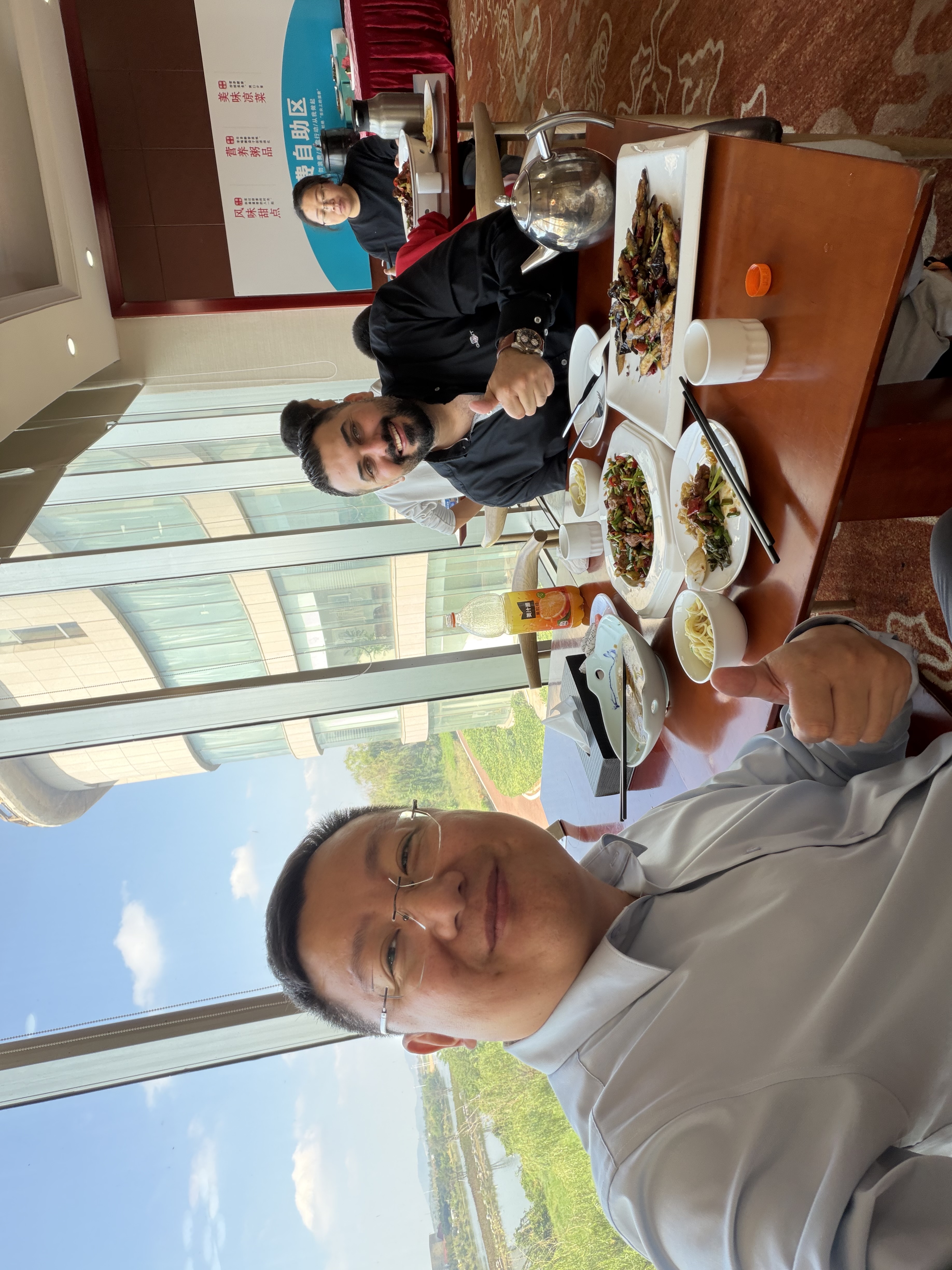 Customers from foreign partners visit our company.(图6)