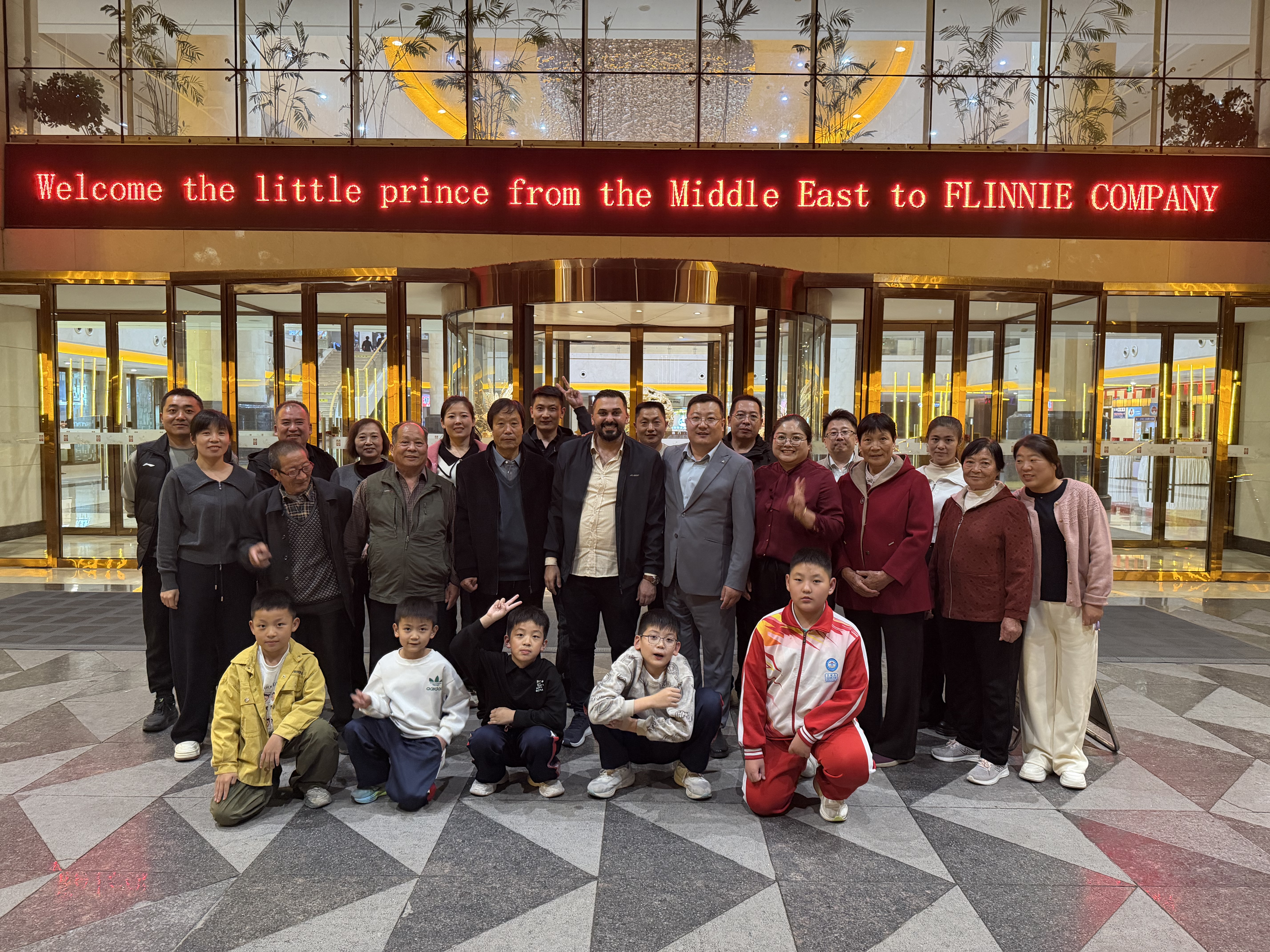 Customers from foreign partners visit our company.(图5)