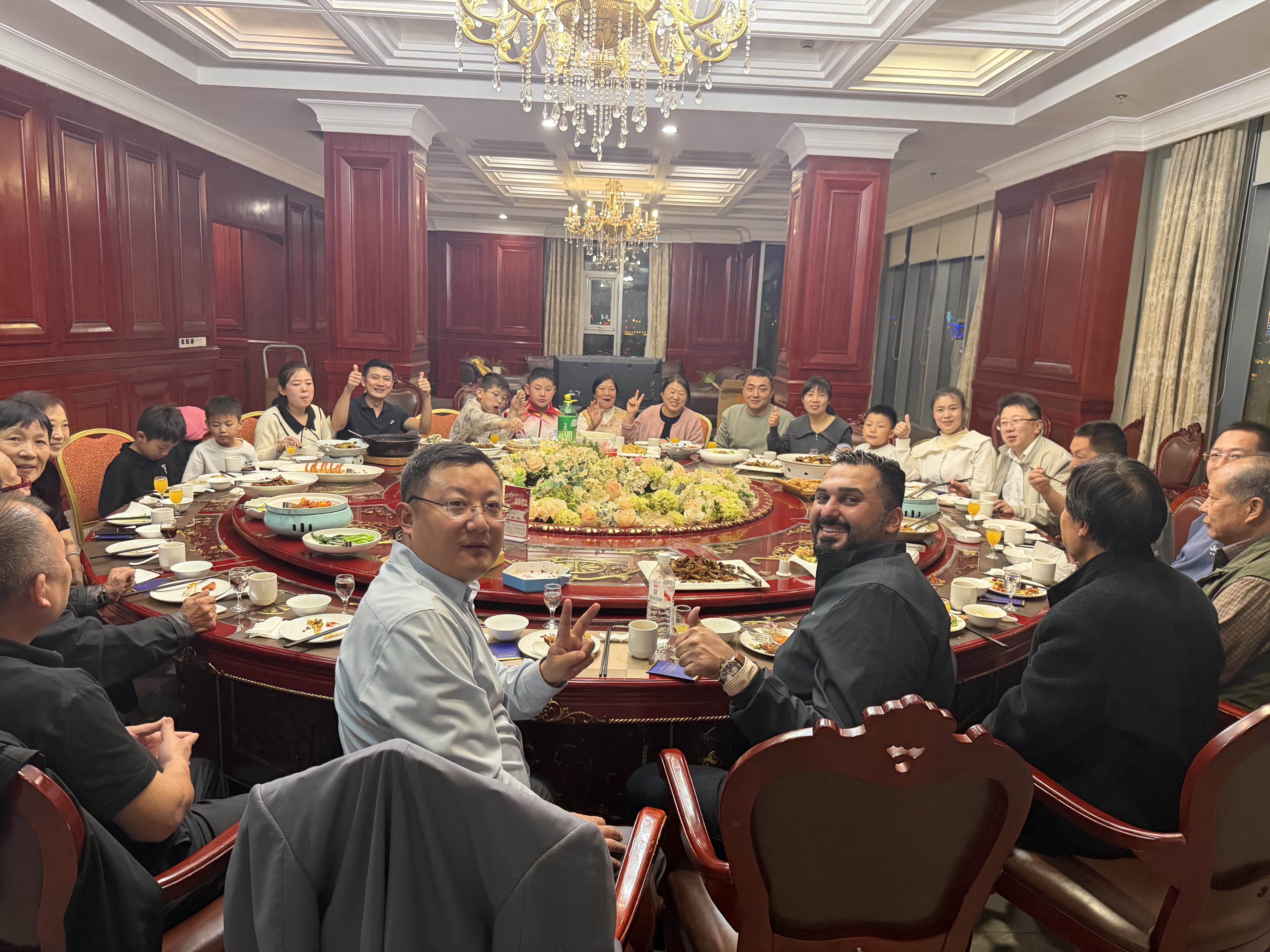 Customers from foreign partners visit our company.(图4)