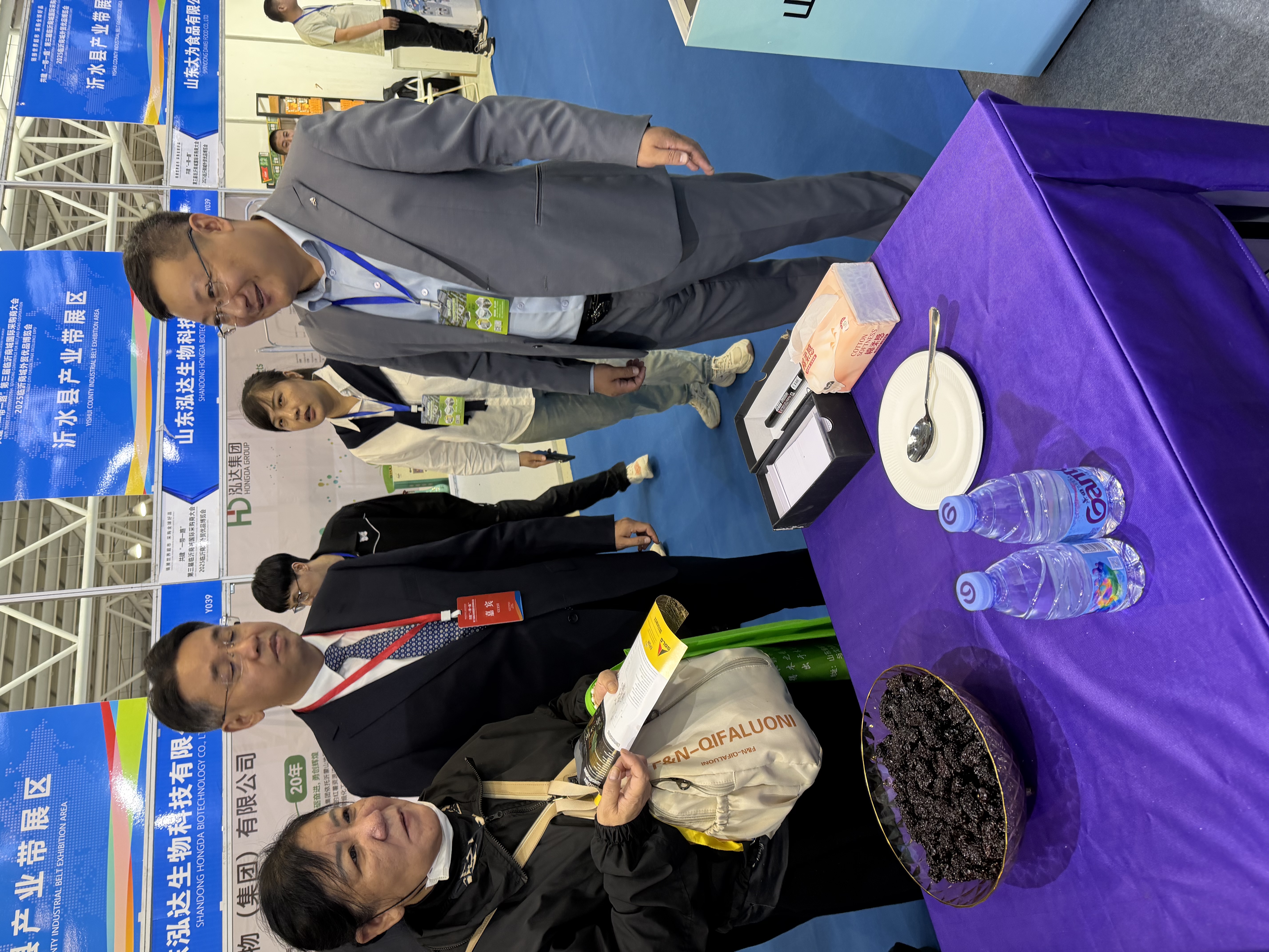 Government officials guide the work.(图1)