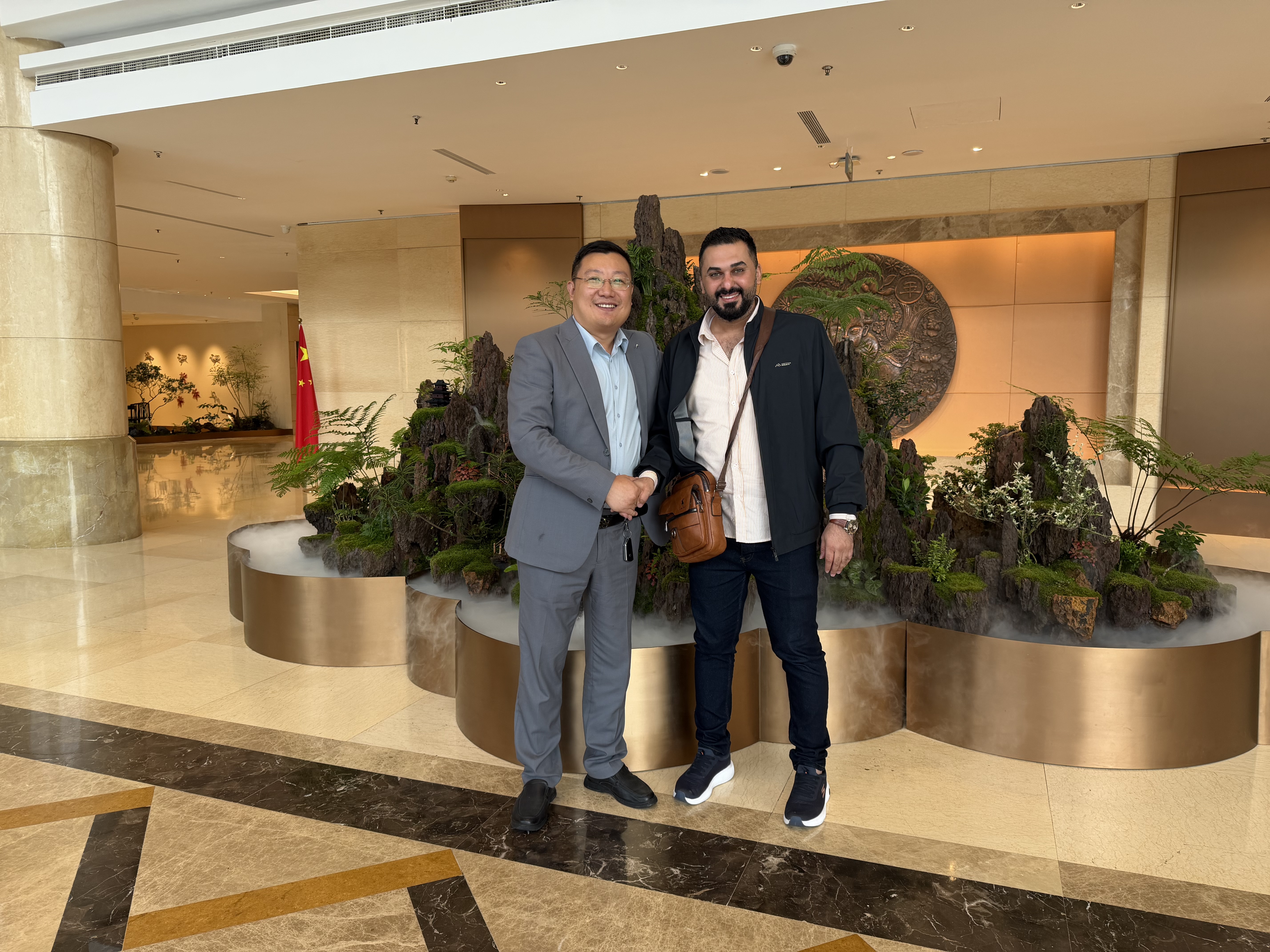 Customers from foreign partners visit our company.(图1)